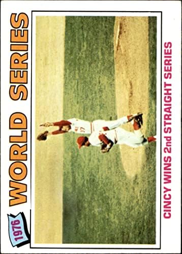1977 Topps # 413 Световните серии 1976 - Синсинати печели 2-та серия от последователни Тони Перес / Уил МаКинани Синсинати/ Бостън Редс/ Янкис (Бейзболна картичка) БИВШ Редс / Я